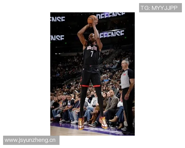 杜兰特穿着杜克大学配色KD18，得到18分4篮板7助攻